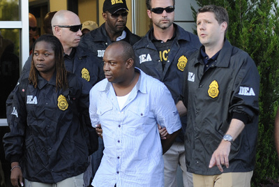 Dudus llega a Nueva York escoltado por agentes de la DEA.