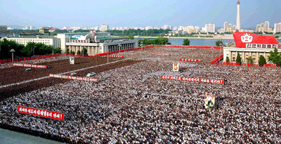 Protesta contra EE UU celebrada ayer en la plaza Kim Il-sung de Pyongyang, en una imagen distribuida por la agencia estatal norcoreana KCNA.