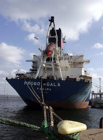 El  Probo Koala , atracado en el puerto de Tallin (Estonia) en 2007.