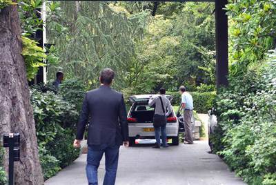 Los agentes llegan a la residencia de Bettencourt para comenzar el interrogatorio.