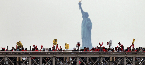 Un grupo de inmigrantes se manifiestan en el puente de Brooklyn, en Nueva York, contra la ley de Arizona