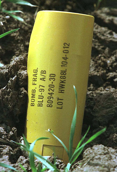 Parte de una bomba de racimo lanzada por EE UU en Afganistán en 2001