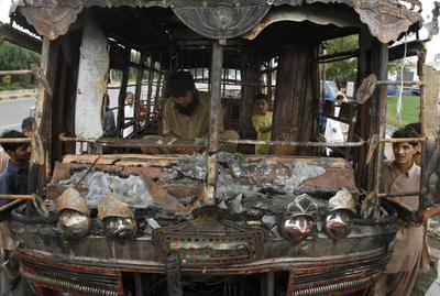 Un autobús quemado en una de las calles de Karachi, donde una ola de violencia política ha causado al menos 35 muertos y 60 heridos.