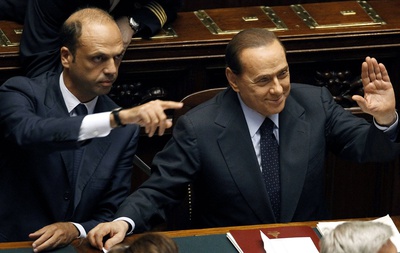 Silvio Berlusconi saluda en el Congreso.