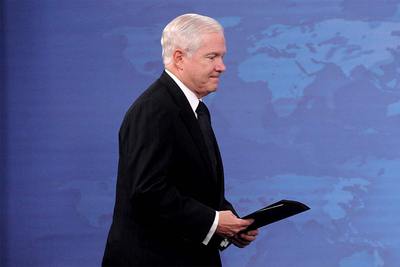 El secretario estadounidense de Defensa, Robert Gates, a la entrada a la rueda de prensa en la que ha anunciado nuevos recortes en el Pentágono.