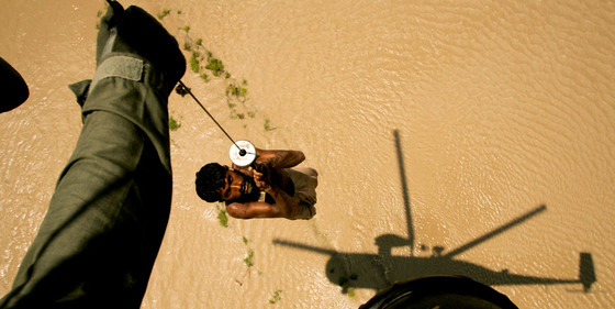 Un campesino es rescatado por un helicóptero de la Armada paquistaní en la región de Ghaus Pur, en la provincia de Sindh.