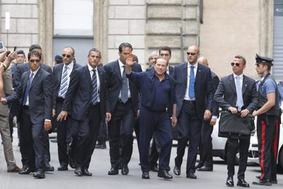 El primer ministro italiano, Silvio Berlusconi, saluda a su llegada a la reunión con la dirección de su partido, hoy en Roma.