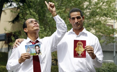 Los presos políticos cubanos Juan Carlos Herrera Acosta ( i) y Fabio Prieto Llorente, en el aeropuerto de Madrid- Barajas, a su llegada a España tras ser excarcelados este verano.