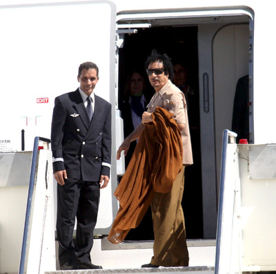 Gaddafi amenaza a la UE: "O nos dan 5.000 millones al año o Europa será negra"