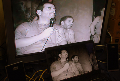El minero atrapado Mario Sepúlveda habla con sus familiares por videoconferencia.