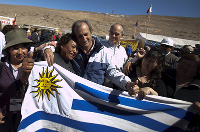 Gustavo Zerbino, uno de los supervivientes del accidente aéreo que insipiró la película  Viven,  abraza a la hermana de uno de los atrapados en la Mina San José.