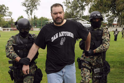 Dos soldados mexicanos custodian a El Grande tras su detención.