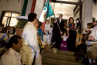 El embajador en España, Jorge Zermeño, entona junto a su familia El Grito en Madrid.