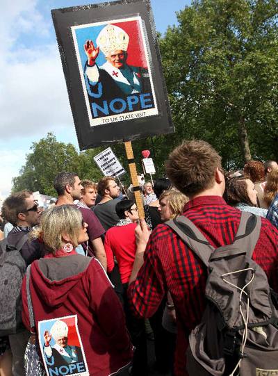 Los manifestantes portan pancartas que juegan con la negación del término Papa en inglés (Pope Nope)