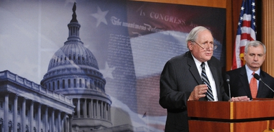 Los senadores demócratas Carl Levin y Jack Reed hablan con la prensa en el Congreso de EE UU tras el bloqueo a la propuesta legislativa que pretende acabar con la ley que prohíbe a gays y lesbianas formar parte de las filas del Ejército si declaran abiertamente su homosexualidad.