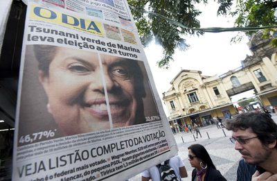 Imagen que muestra la primera página del diario  O Dia  tras las elecciones brasileñas de ayer. Sobre las caras de Dilma Roussef y José Serra, contendientes de la segunda vuelta, el titular señala que 