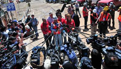 El ingeniero jefe del rescate a los 33 mineros atrapados en Chile, Andrés Sougarret, se dirige a los numerosos medios que esperan la salida de los obreros en el exterior de la mina San José. El ministro chileno de Minas, Laurence Golborne, ha dicho que una de las perforadoras alcanzará su objetivo en las próximas horas.