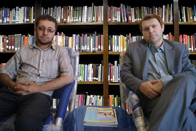 Sajjad Ghaderzadeh, el hijo mayor de Sakineh Ashtianí, junto al abogado de ésta, Hatun Kian  COMITÉ INTERNACIONAL CONTRA LA LAPIDACIÓN