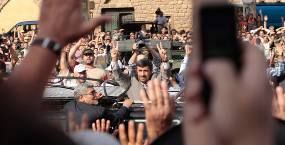 El presidente iraní, Mahmud Ahmadineyad, saluda a la gente congregada en las calles de la capital libanesa.