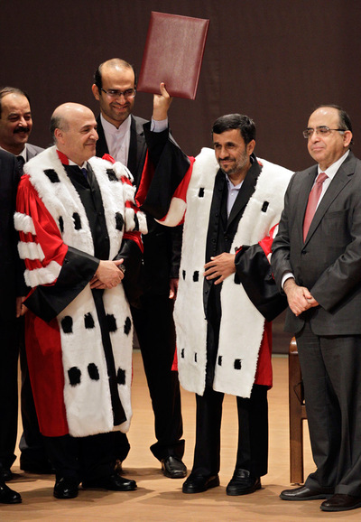 El presidente iraní saluda tras ser nombrado doctor  honoris causa  en la Universidad de Beirut, rodeado de autoridades educativas libanesas.