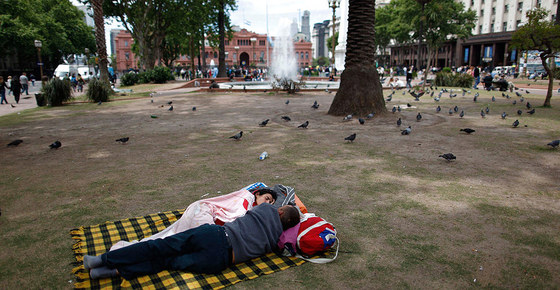 Una pareja duerme en la Plaza de Mayo, a las afueras de la Casa Rosada, en Buenos Aires.