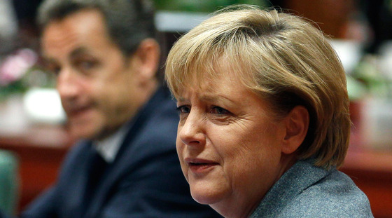 Merkel y Sarkozy imponen cambiar el Tratado de Lisboa para crear el fondo de rescate