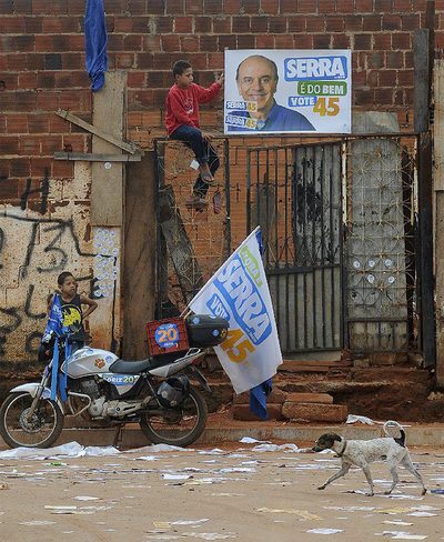 Unos niños frente a un colegio electoral de la favela de la Estrutural, en la ciudad de Brasilia.
