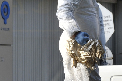 Un artificiero griego traslada un tomo que contenía explosivo enviado a la Embajada francesa en Atenas