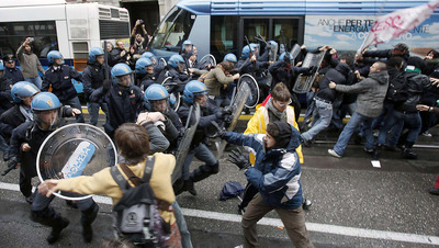 Varios manifestantes son dispersados hoy por la policía al frente de la prefectura de Padua, donde se encontraba reunido el primer ministro Silvio Berlusconi