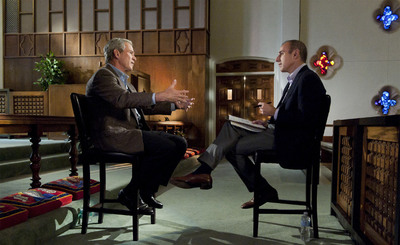 George W. Bush y el periodista de la NBC Matt Lauer en la iglesia metodista de Midland (Virginia), durante la entrevista.