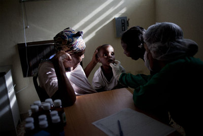 Una doctora examina a un niño con síntomas de cólera en Haití