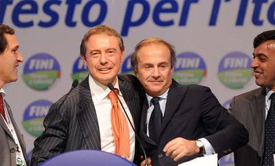 Los ministrosn Adolfo Urso y Andrea Ronchi, el pasado 7 de noviembre, durante un acto del movimiento político Futuro y Libertad, la nueva formación de Gianfranco Fini.