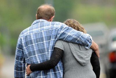 Familiares de uno de los mineros atrapados por una explosión en una mina de Nueva Zelanda.