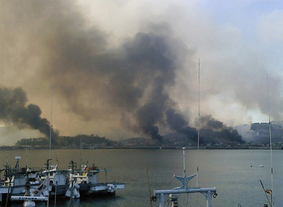 Columnas de humo en lugar donde ha impactado la artillería norcoreana
