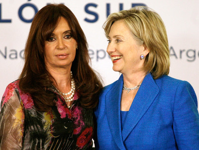 La presidenta argentina Cristina Fernández de Kirchner y la secretaria de Estado, Hillary Clinton,  durante una rueda de prensa conjunta en la Casa Rosada de Buenos Aires, el 1 de marzo de 2010.