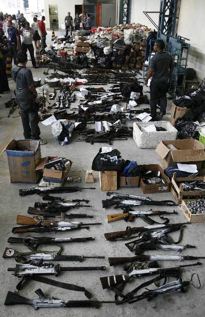 La policía de Río halla un túnel por el que huyeron del cerco policial cientos de 'narcos'