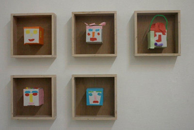 Algunos retratos elaborados con papel y cartón pintado.