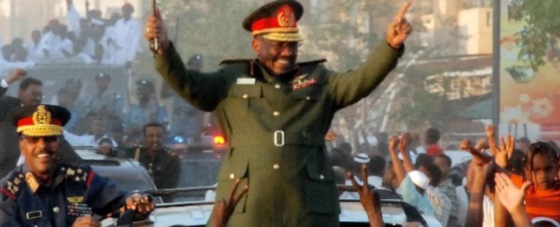 El presidente de Sudán, Omar al Bashir, aclamado por sus seguidores en Jartum.
