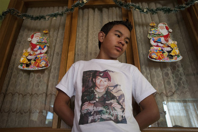 Johan Martínez, de 13 años, con una camiseta que pide la liberación de su padre, José Martínez, secuestrado por las FARC en 1997. Tanto los ciudadanos de a pie como el propio Gobierno colombiano aprovechan la Navidad para apelar al sentimiento familiar de los guerrilleros y pedirles que dejen las armas y se 