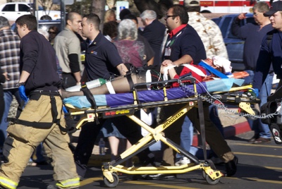 Los servicios médicos de emergencia, durante el traslado de la congresista Giffords, tras ser tiroteada.