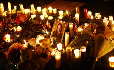 Numerosas personas han organizado vigilias tras el tiroteo que sacudió ayer al Estado de Arizona