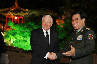 El secretario de Defensa de EE UU, Robert Gates, saluda a su homólogo chino, el general Liang Guanglie.