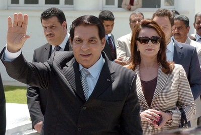 El presidente Ben Alí, junto a su esposa, Leila, el pasado 9 de mayo en Túnez.