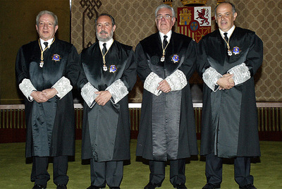 La crispación política paralizó durante más de tres años la renovación del Tribunal Constitucional. En la imagen, Pascual Sala, Manuel Reyes Aragón, Ramón Rodríguez Arribas y Pablo Pérez Tremps, los nuevos magistrados del alto tribunal elegidos este mes.