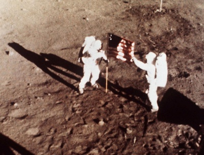 Los astronautas Neil Armstrong y Edwin E. Aldrin colocan la bandera de los Estados Unidos sobre la superficie de la Luna.