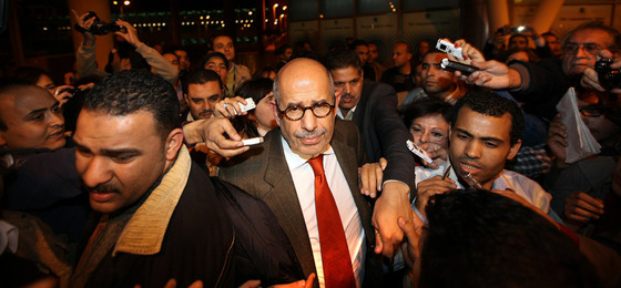 El líder opositor egipcio, Mohamed El Baredei, a su llegada a El Cairo.