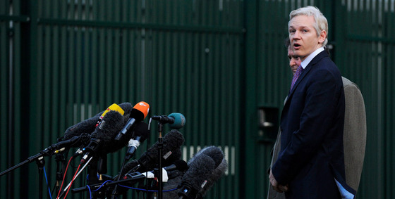 El fundador de WikiLeaks, Julian Assange, habla con la prensa en el exterior de la corte de magistrados Belmarsh, donde se trata la petición de extradición por parte de Suecia por supuestos delitos sexuales.