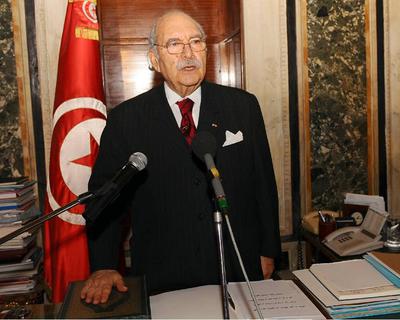 Fued Mebaza, presidente del Parlamento de Túnez, jurando su cargo como presidente interino de Túnez sustituyendo al Primer Ministro Mohamed Ghannouchi, el pasado 15 de enero