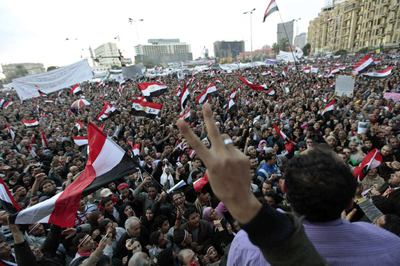 Miles de manifestantes contra Mubarak ocupan la plaza de la Liberación.