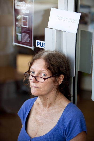 La madre de Julian Assange solicitó al ministro de Exteriores australiano, Kevin Rudd, que colabore en la causa de su hijo o dimita de su cargo